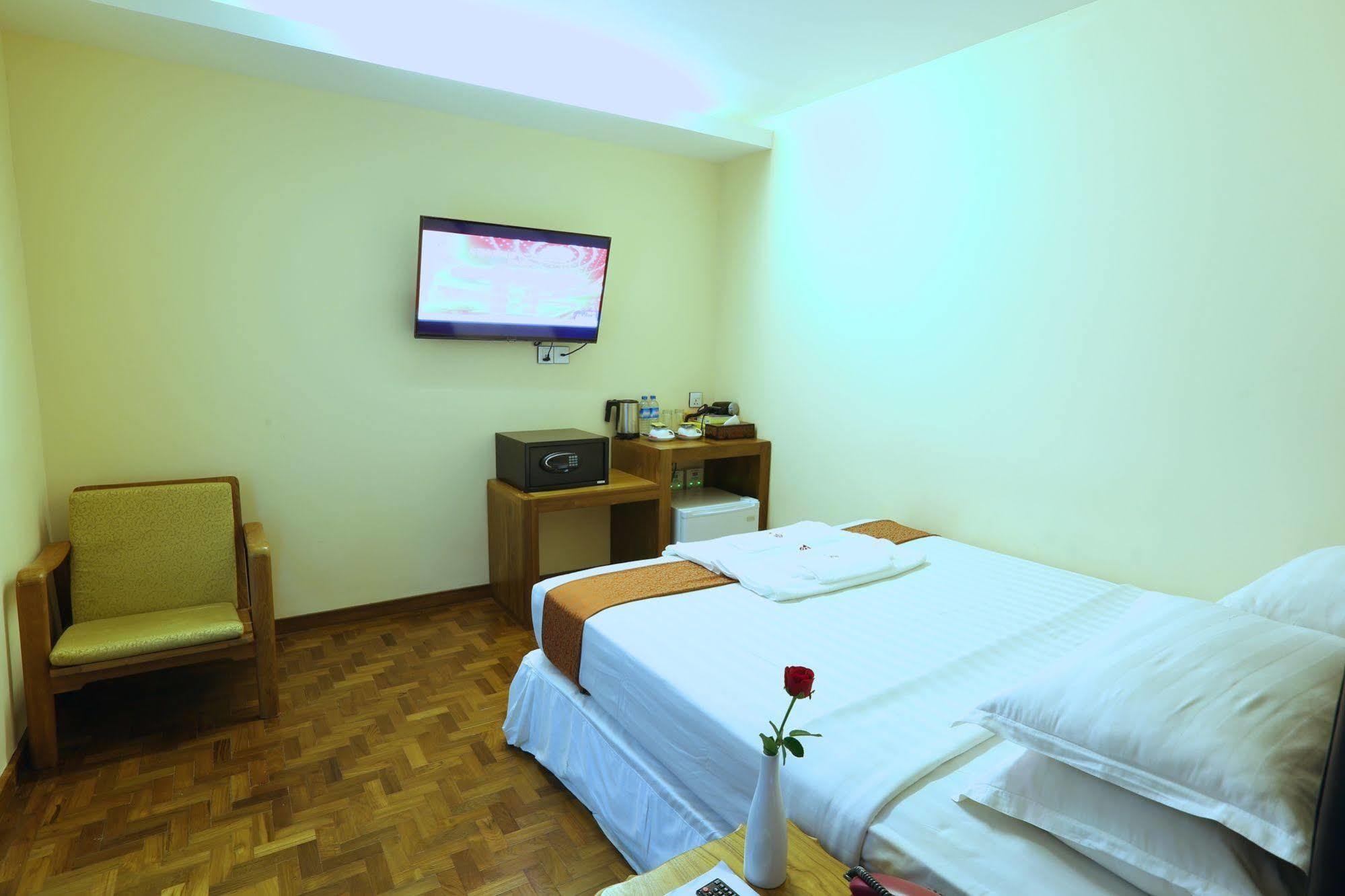 Queen'S Park Hotel Yangon Exterior photo