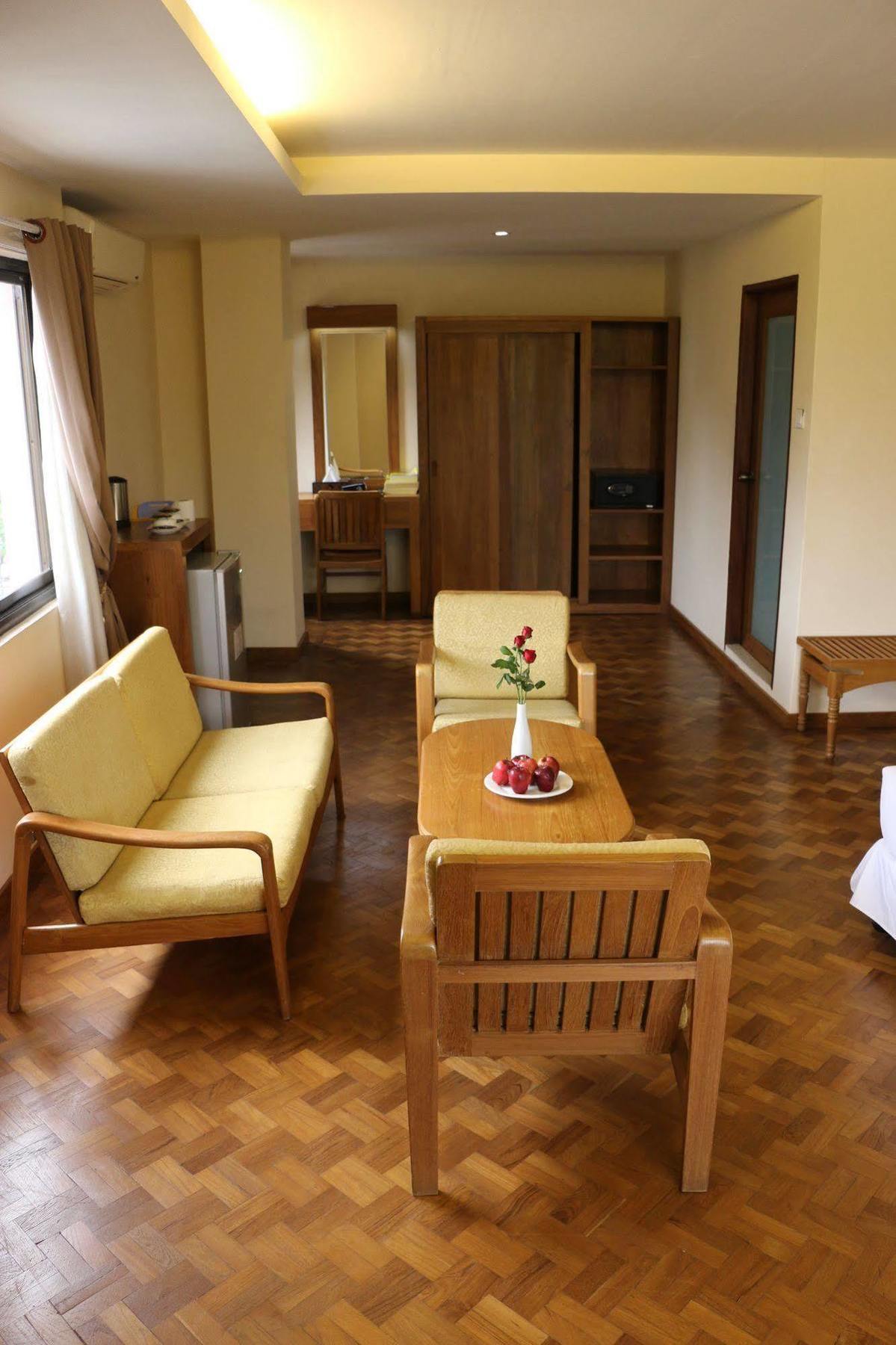 Queen'S Park Hotel Yangon Exterior photo